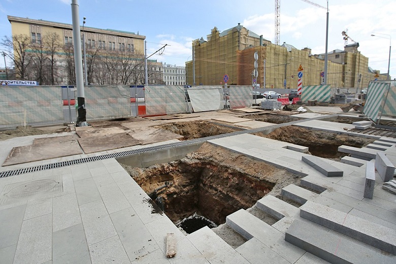 На фото - разрытые дороги Москвы