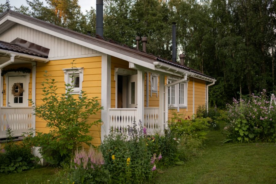 На фото — выбор земли под строительство дома