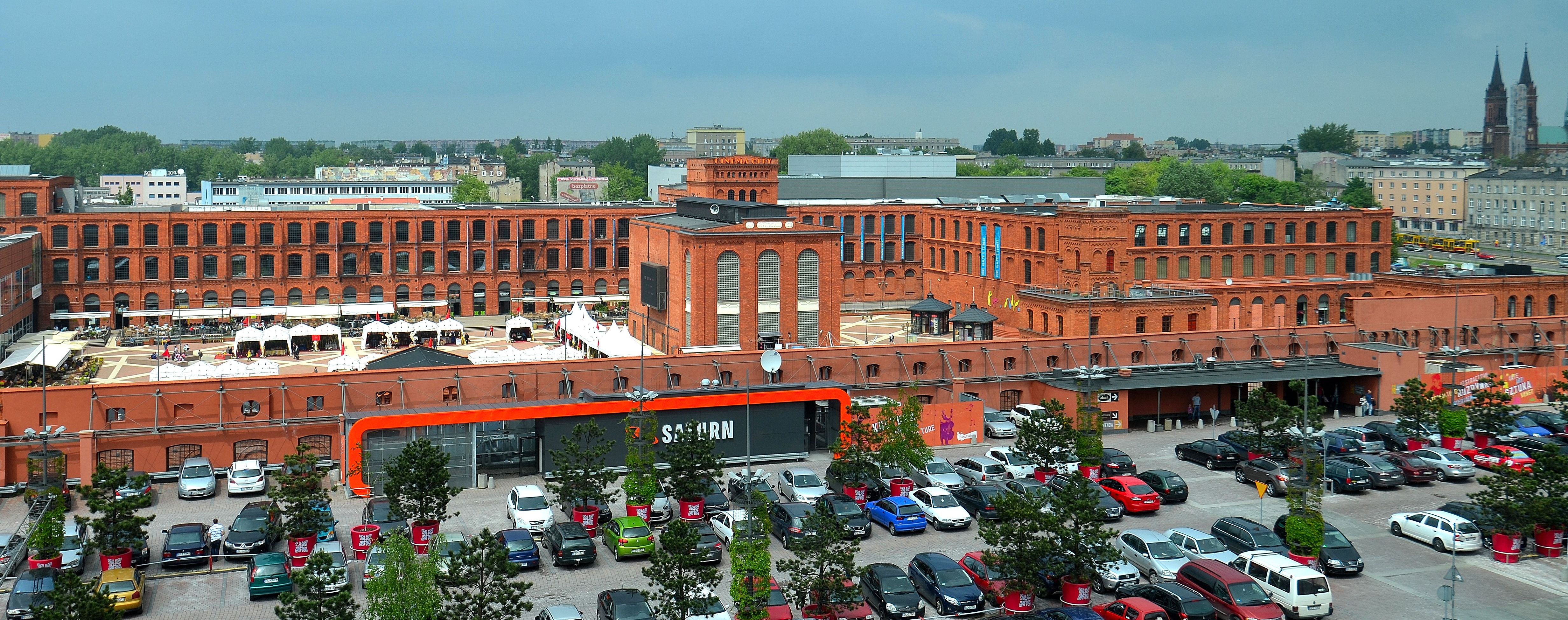 На фото — Торговый центр Manufaktura в Лодзи