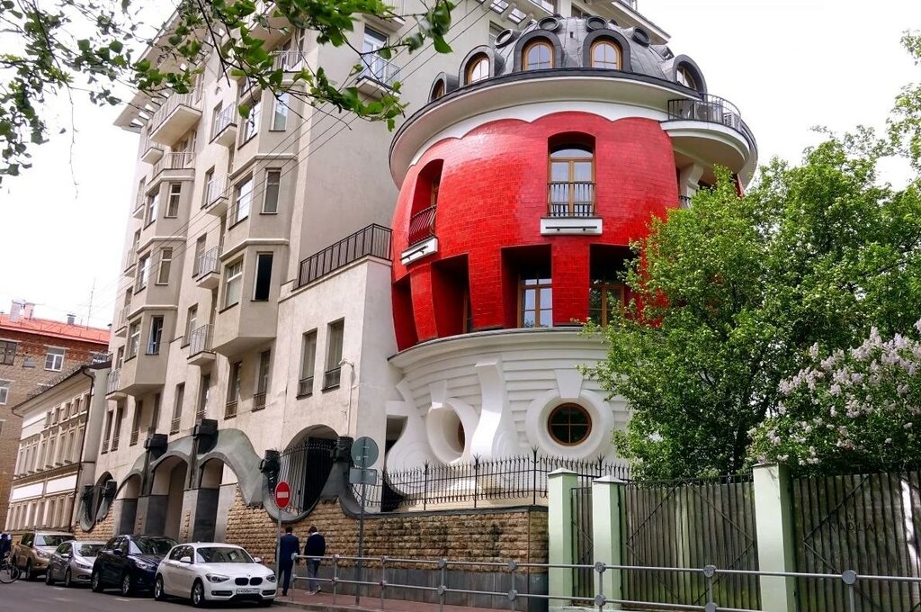 На фото —  «Дом-яйцо» на улице Машкова, 11