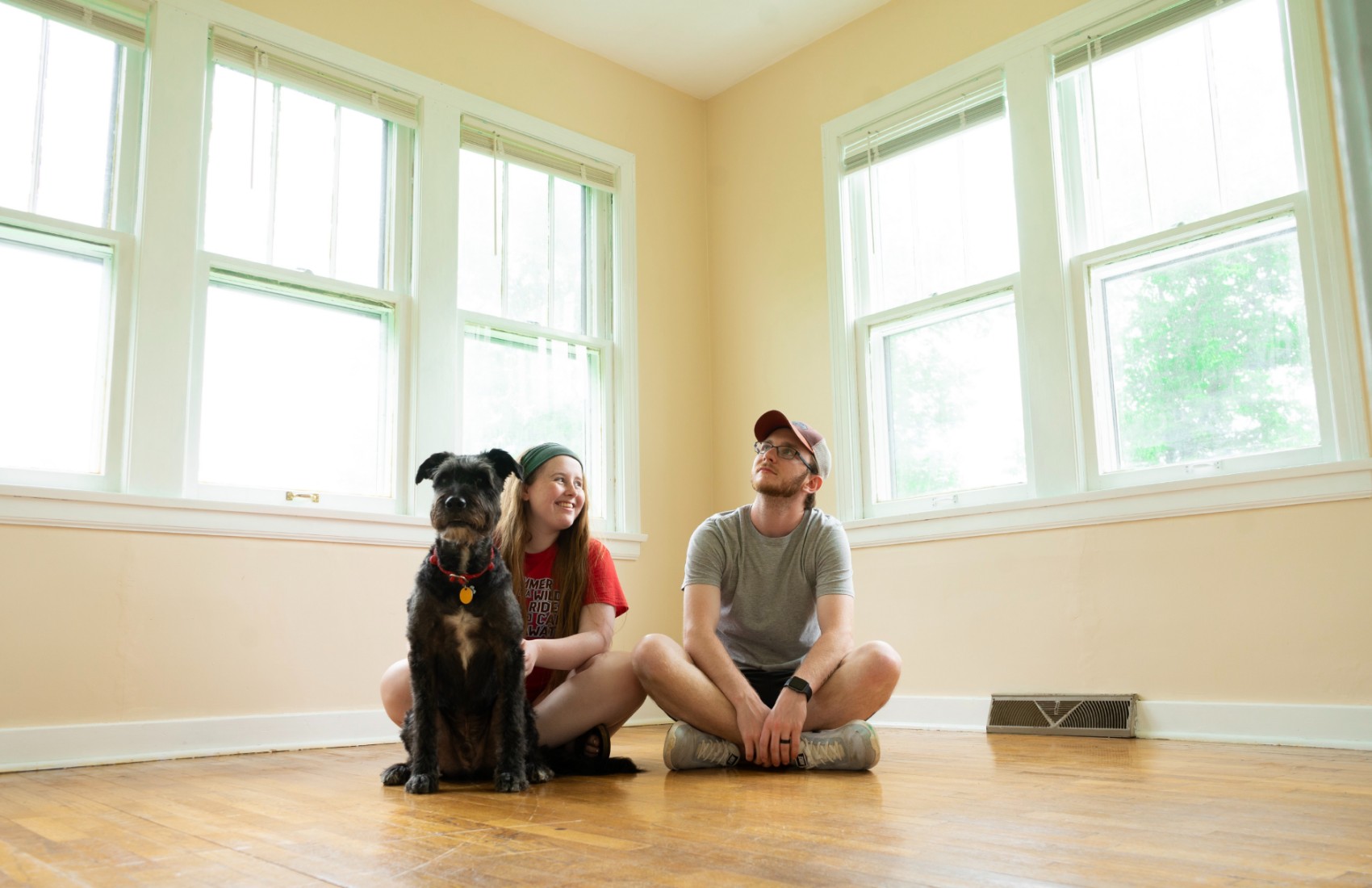 На фото — молодая семья