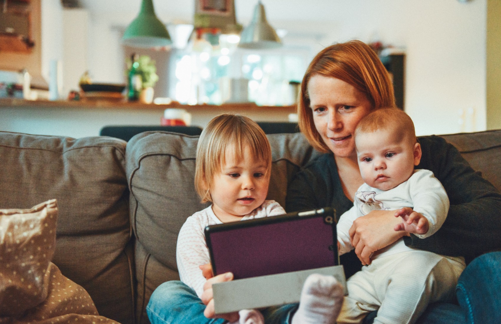 На фото — семья с детьми