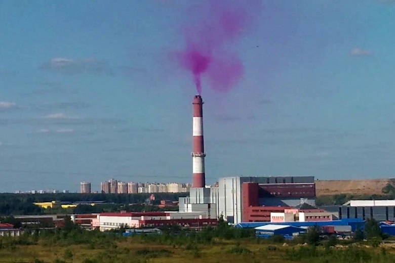 На фото - розовый дым из трубы завода в Алтуфьево